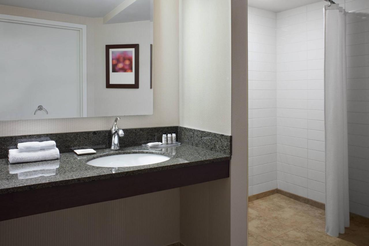Delta Hotels by Marriott Beausejour Moncton Exteriör bild
